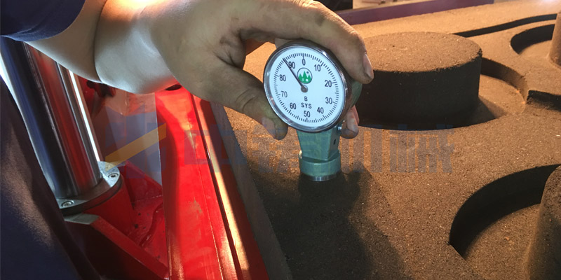 中鑄造型機(jī)的砂型效果杠杠的，硬度可以達(dá)到75--90之間
